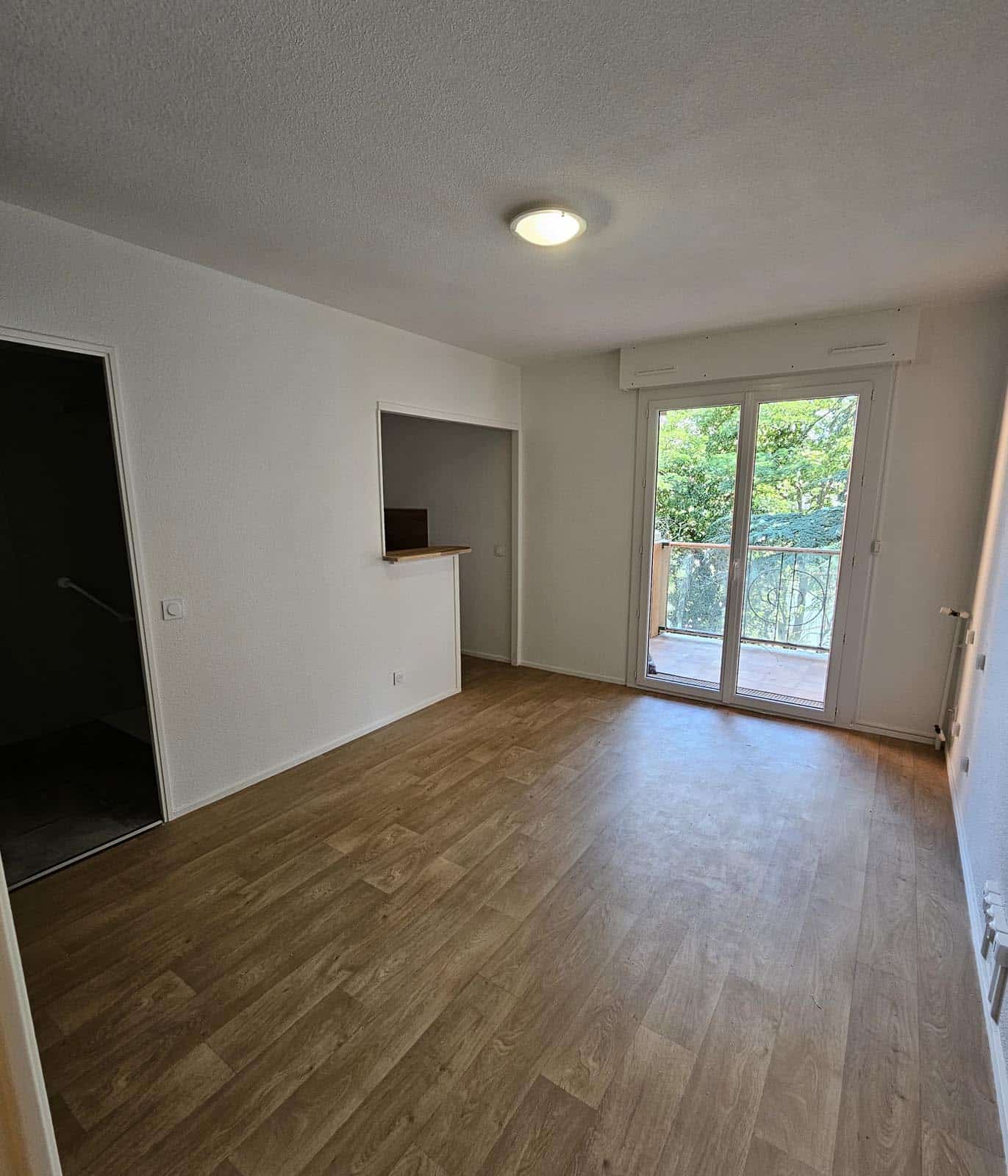 réfection et rénovation complète à Toulouse d'un appartement, peinture, pose placo et parquet, pose de cuisine et salle de bain