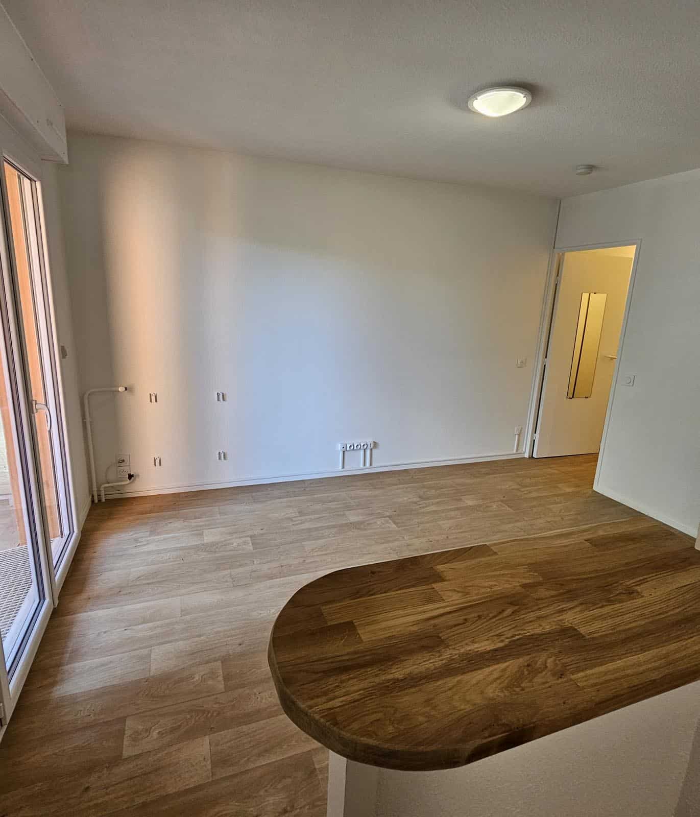 réfection et rénovation complète à Toulouse d'un appartement, peinture, pose placo et parquet, pose de cuisine et salle de bain